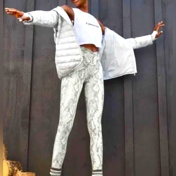 AERIE OFFLINE Real Me 7/8 Crossover Leggings In White Snake Print - Picture 2 of 3